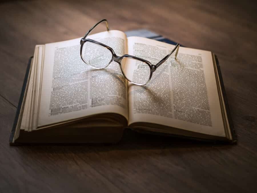 law-lawyer-solicitor-book-library-glasses-learn notarizzazione